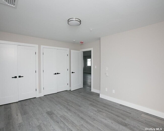 Building Photo - 170 W Montauk Hwy