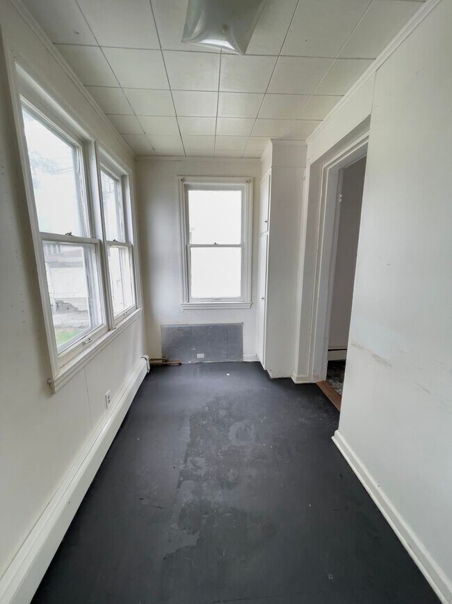Building Photo - Space, Comfort & Location—Minutes from Ball State