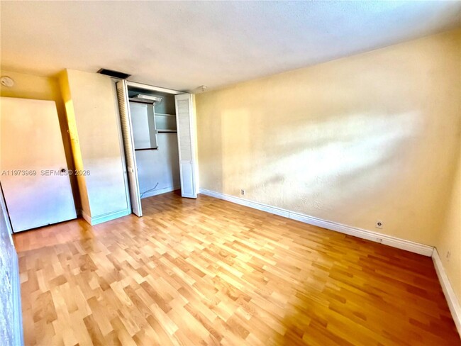 Building Photo - 510 NE 17th Ave