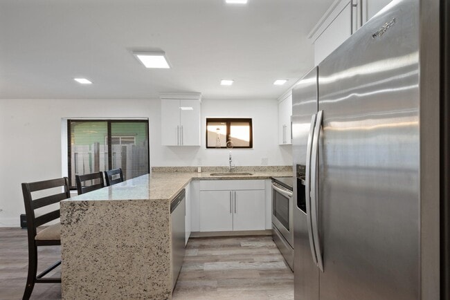 Building Photo - 836 SW 13th Ct