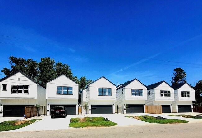 Primary Photo - 9347 Lavender St