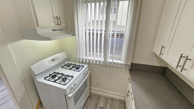 Building Photo - 743 S Burlington Ave