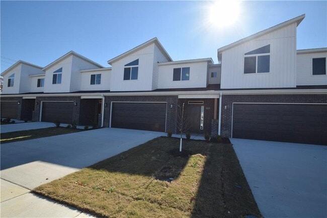 Building Photo - 1821 Lapis Ave