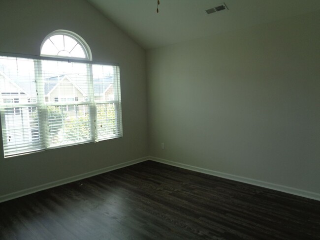 Building Photo - 3 Bedroom Townhouse with 1-Car Garage