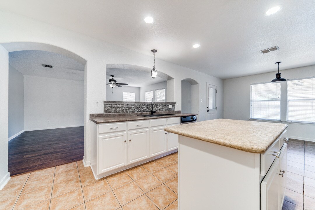 Building Photo - 10811 Marot Fld