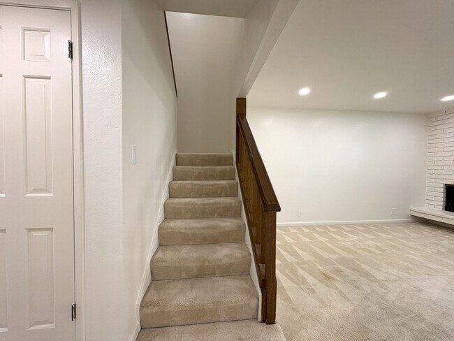 Building Photo - Beautifully Updated 3-Bedroom Townhome in ...