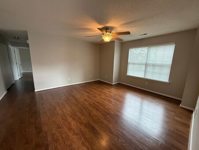 Building Photo - 2 bedroom condo in Williamsburg! Available NOW!