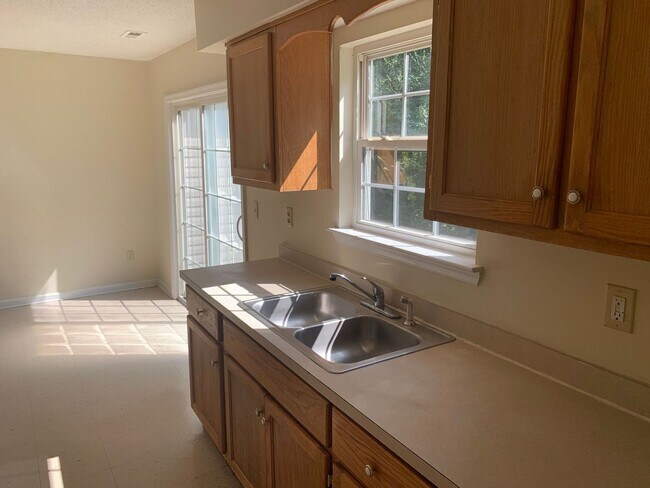 Building Photo - City Home located in Quiet Community