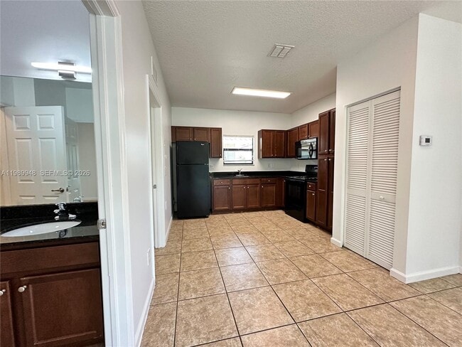 Building Photo - 1027 NE 10th Ave