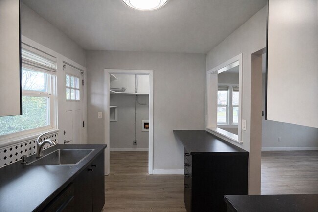 Building Photo - r3008unanderavev