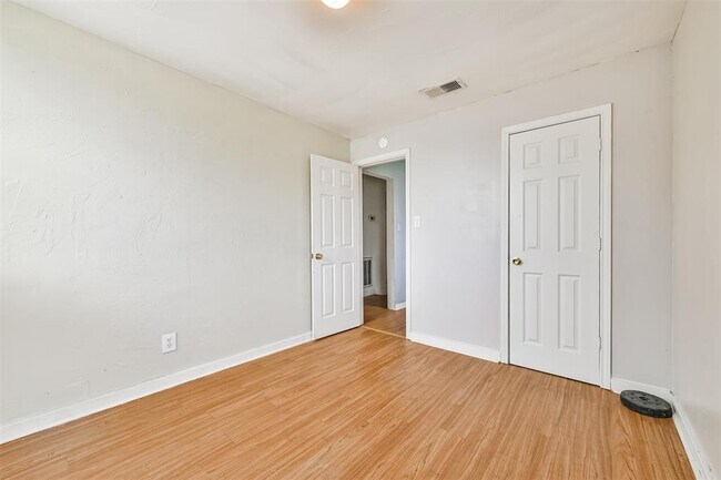 Building Photo - 639 St Charles Dr