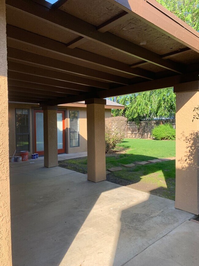 Building Photo - Campus Park Home