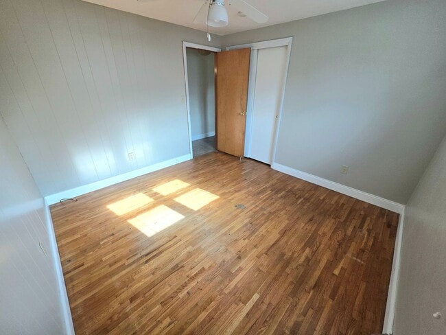 Building Photo - 3 Bedroom, 2 Bath House on Brink Avenue