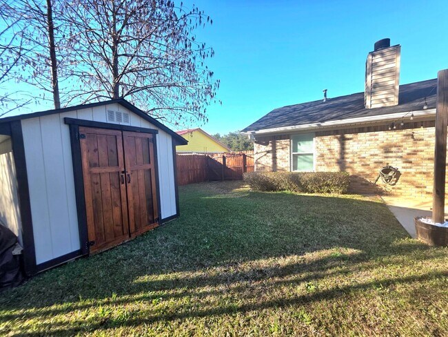 Building Photo - Inviting Woodridge Manor 3/2 Home with Fireplace and Fenced Yard