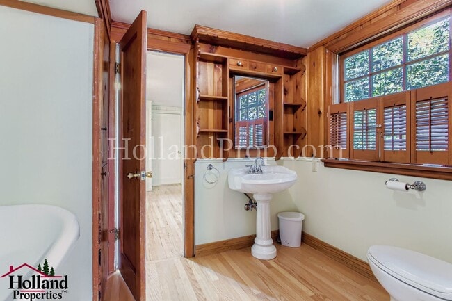 Building Photo - Spacious 3-Bedroom Hillsboro Home with Spa...