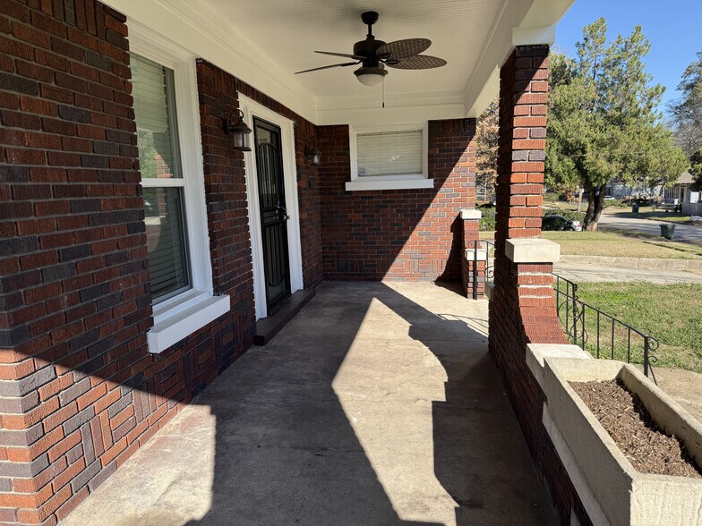 Building Photo - 1371 Ridgeway St