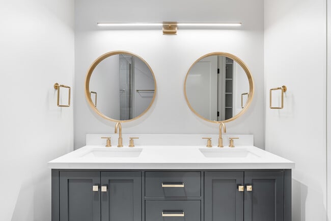 Building Photo - 1810 N Wells St