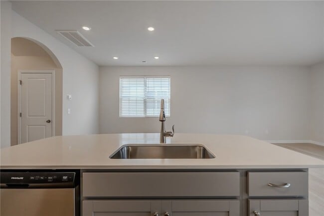 Building Photo - 14 Loebner Ln