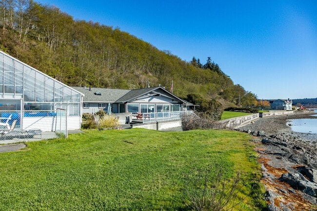 Building Photo - Dream Home in a Park Like Setting!!