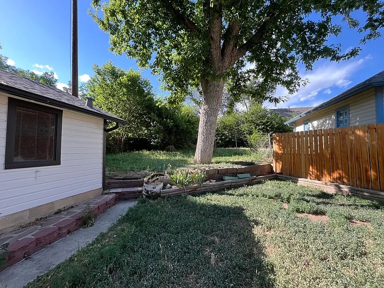 Building Photo - 910 2nd Ave