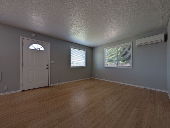Building Photo - Fantastic 2-Bedroom, 2-Bath Home With Bonus Space!