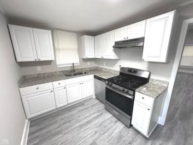 Building Photo - 1049 S Sheffield Ave