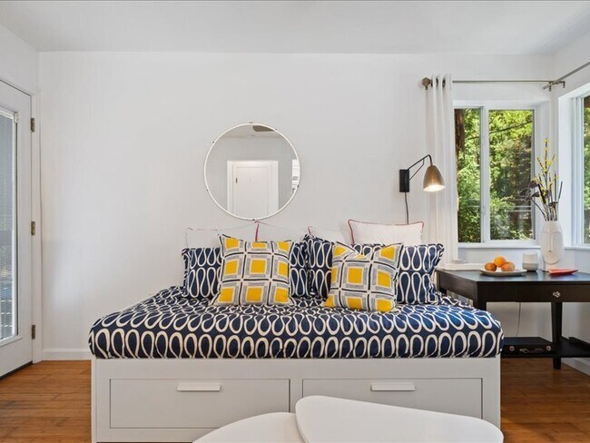 Building Photo - 14975 River Rd