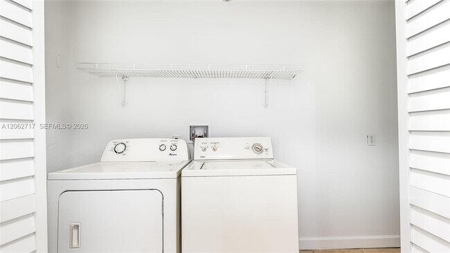 Building Photo - 117 E 10th St