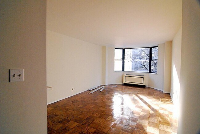 Building Photo - 400 E 71st St