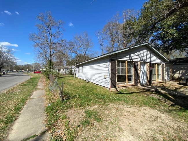 Building Photo - Spacious 4-Bedroom Home – Section 8 Welcome!