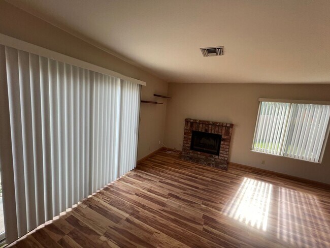 Building Photo - Great Townhome for Rent