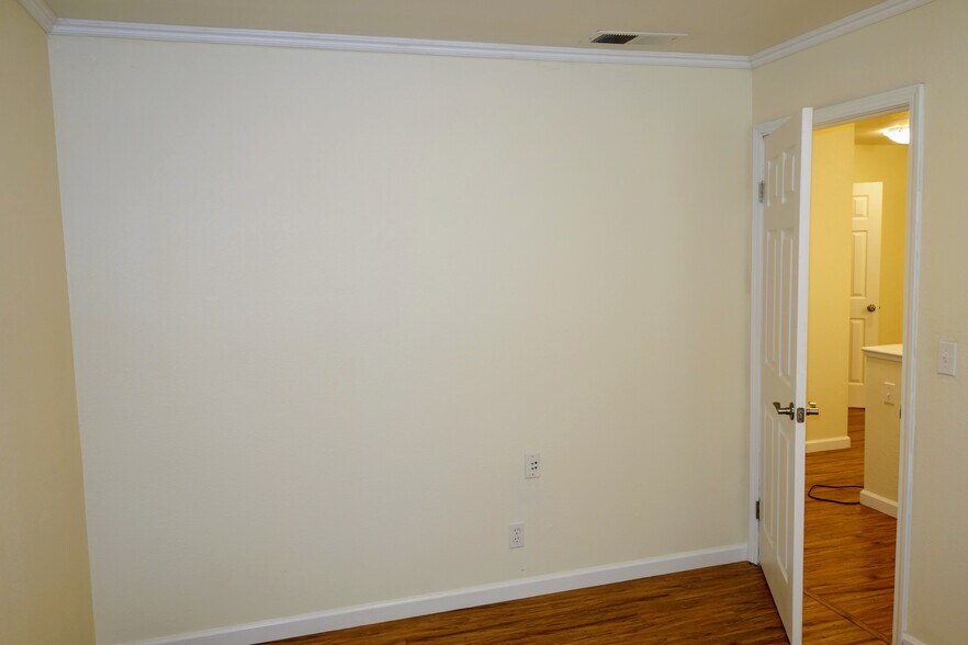 Building Photo - 983 Hacienda Circle