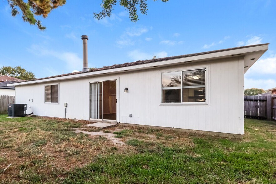Building Photo - 28906 Loddington St