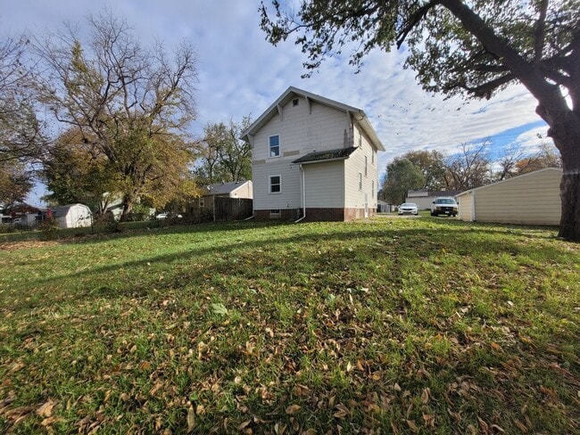 Building Photo - 4 Bedroom, 2 Bathroom home with large yard...