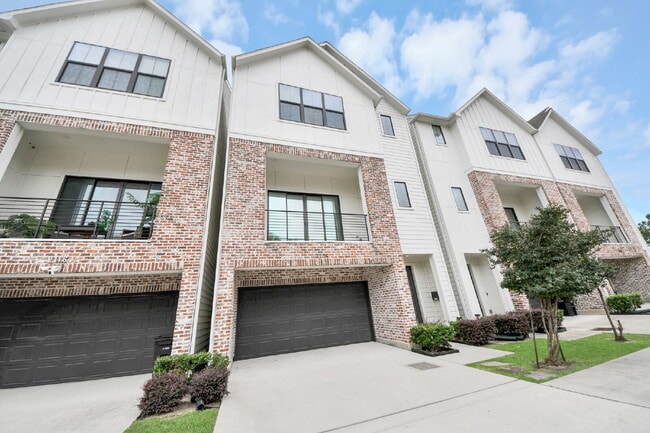 Building Photo - City views, smart layout, and Houston convenience?