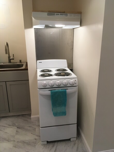 4 Burner Stove with Oven - 61 Pennichuck St