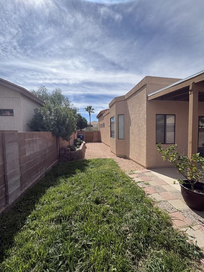 Building Photo - Rita Ranch Vail School District Single story home