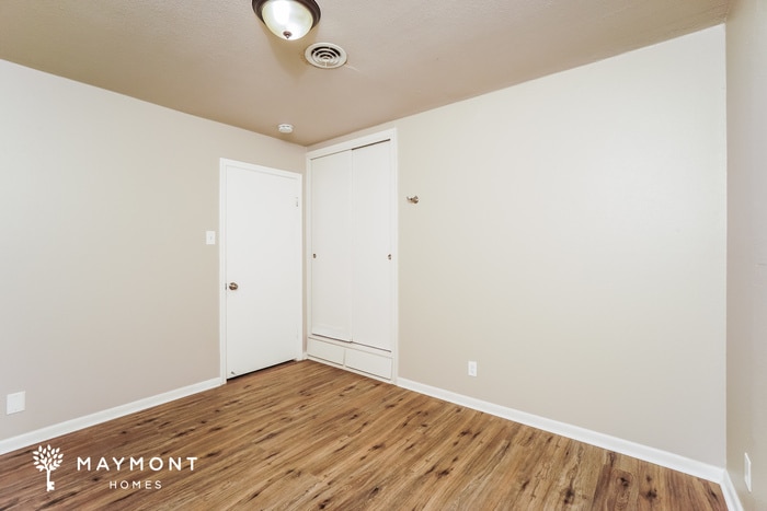 Building Photo - 906 Olney Dr