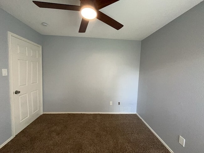 Building Photo - 818 Summit Dr