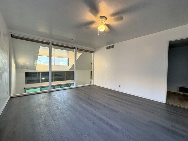 Building Photo - RUNAWAY POINT AT THE LAKES TEMPE