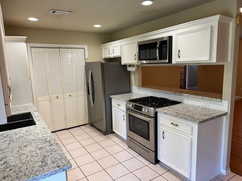 Building Photo - 9811 Charter Ridge Dr