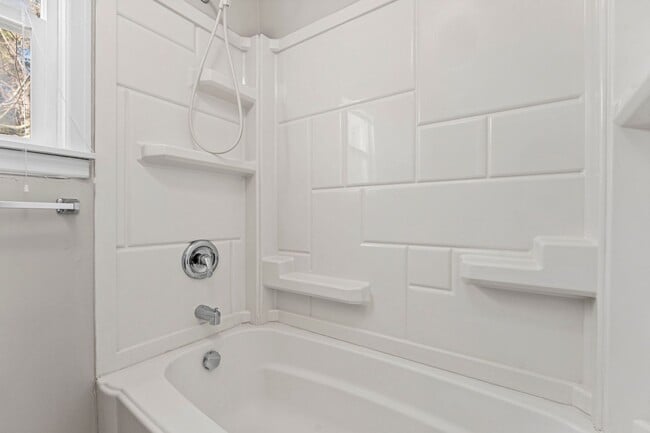 Building Photo - Rare 2 bedroom 1 bath HOUSE by Columbia River Marina!