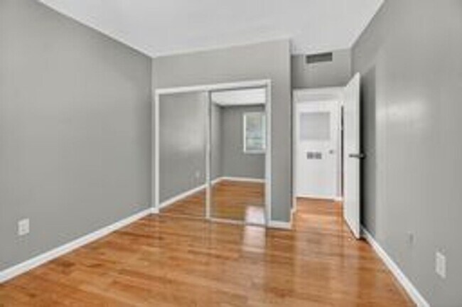 Building Photo - Fabulous 2BR/1BA Top Floor Condo in Grosve...