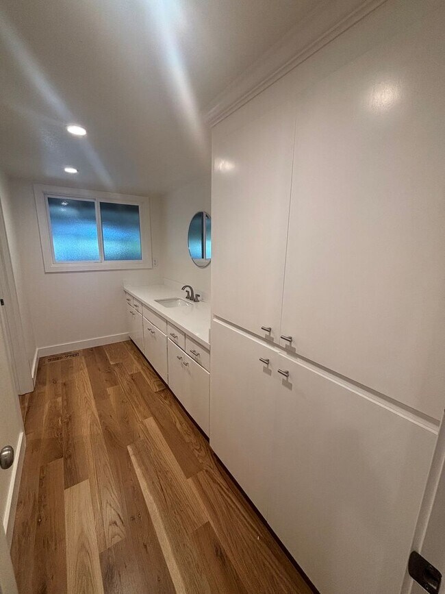 Building Photo - Recently Updated Large 4 Bedroom 2 Bathroom Bennett Valley Home