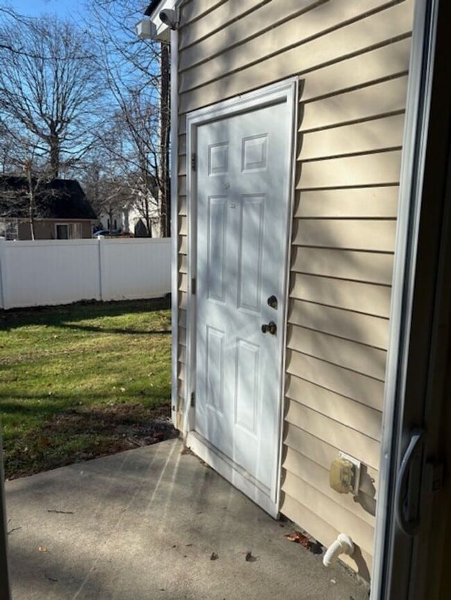 Building Photo - Cozy Living