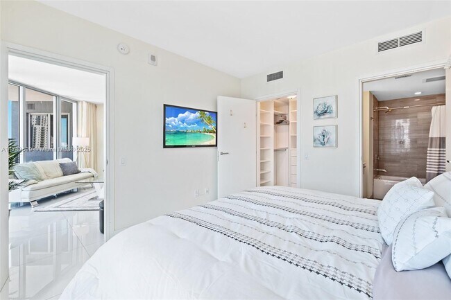 Building Photo - 1300 Brickell Bay Dr