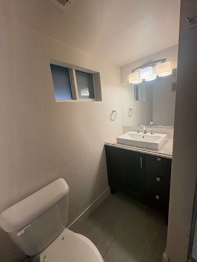 Building Photo - 4-bedroom, 2.5-bath home located on Poly.