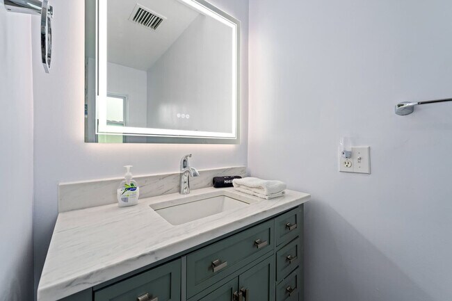 Building Photo - 1341 Bayview Dr