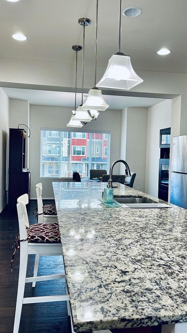 Building Photo - Highly sought-after townhome at Mill Creek...