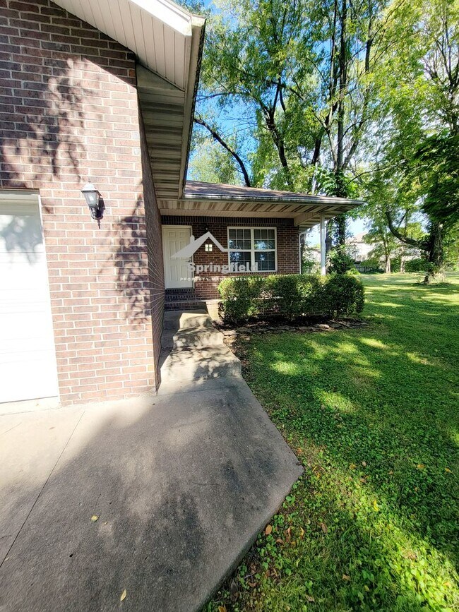 Building Photo - Sequiota Area  South East Springfield